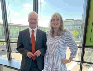 Foto von Prof. Dr. Eva Wedlich (rechts) und Prof. Bernd Breutmann (links)